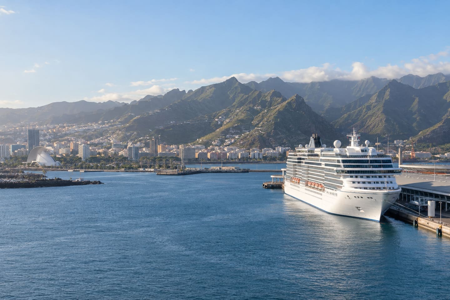 Kreuzfahrtschiff im Hafen von Santa Cruz de Tenerife mit der Stadt und dem Anaga-Gebirge im Hintergrund