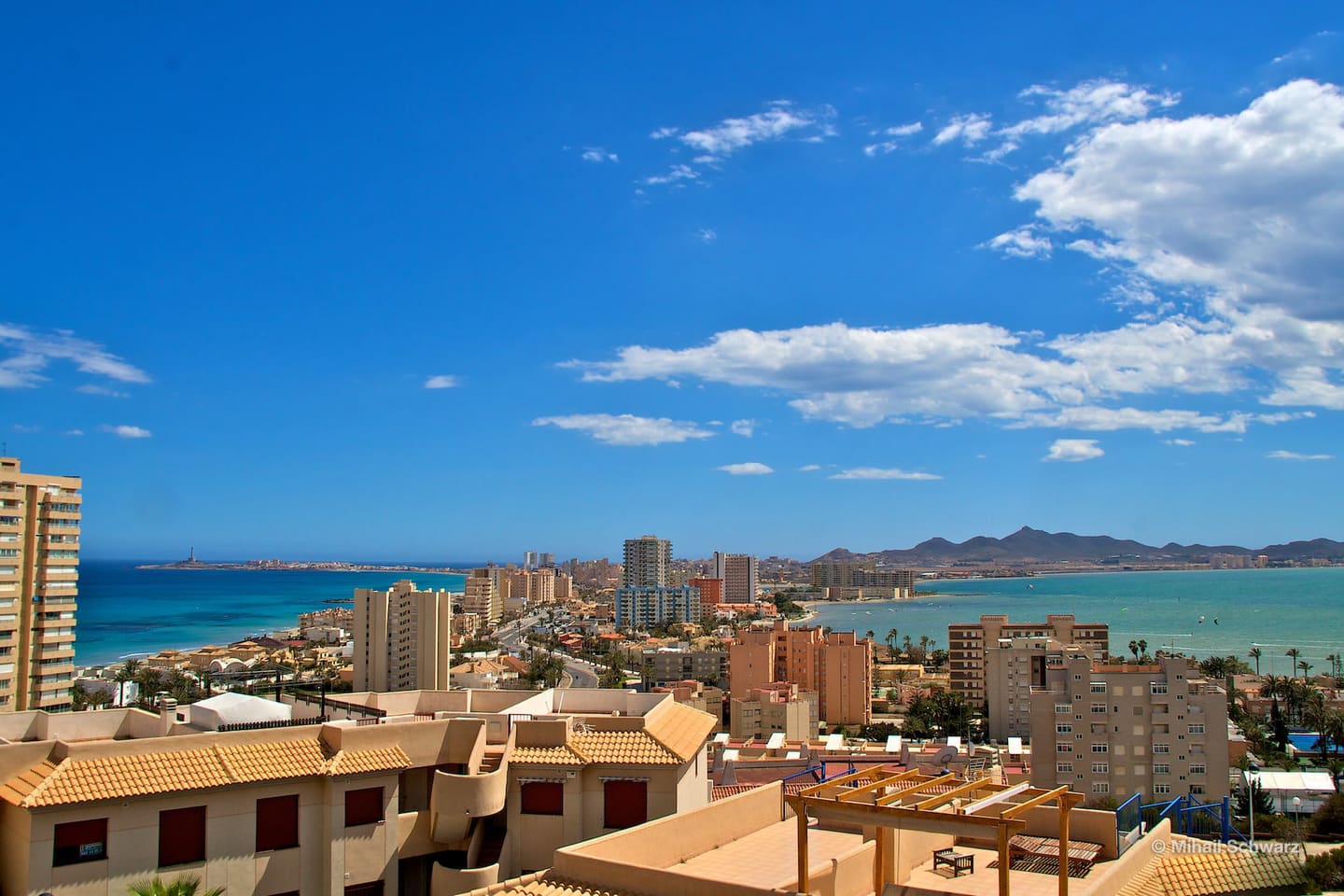 La Manga ist eine Stadt zwischen dem Mittelmeer und der salzigen Lagune Mar Menor
