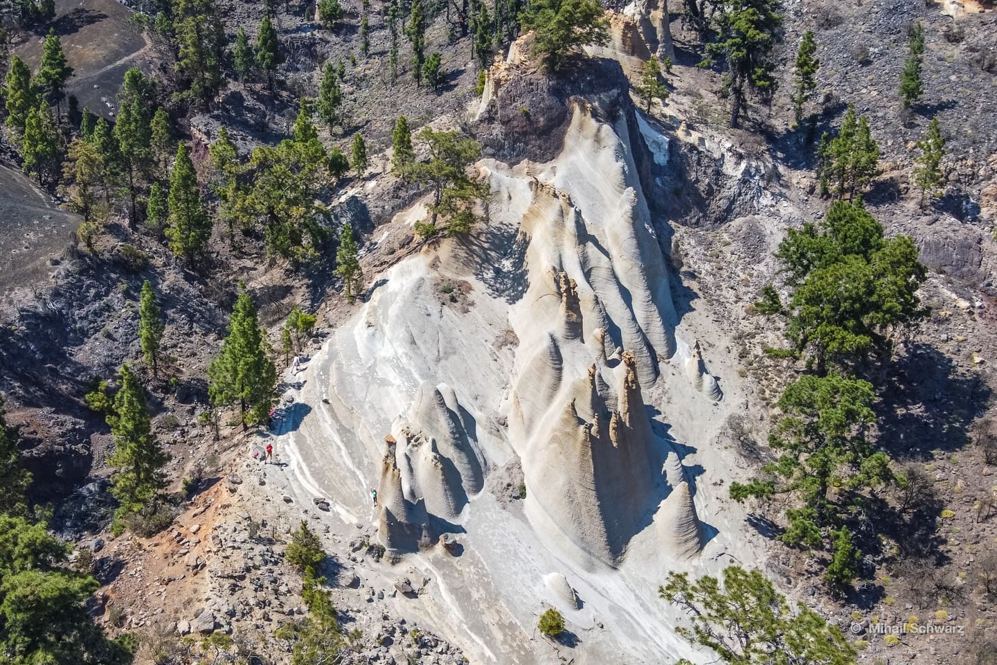 Nahaufnahme der hellen, gerippten Felskegel im Paisaje Lunar