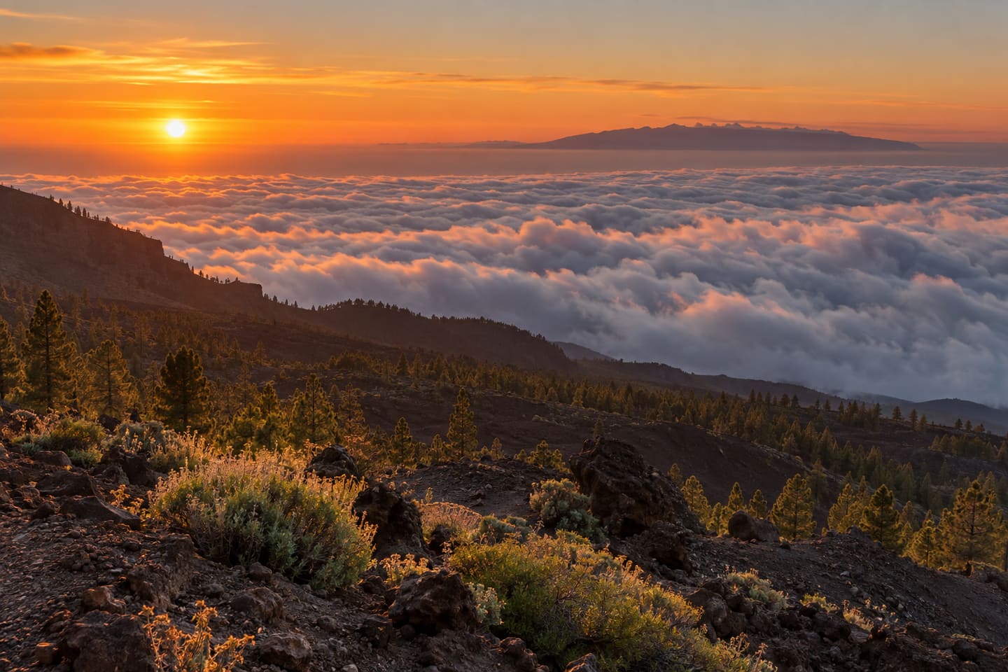 Illustration eines Sonnenuntergangs über dem Wolkenmeer auf der westlichen Teide-Zufahrt