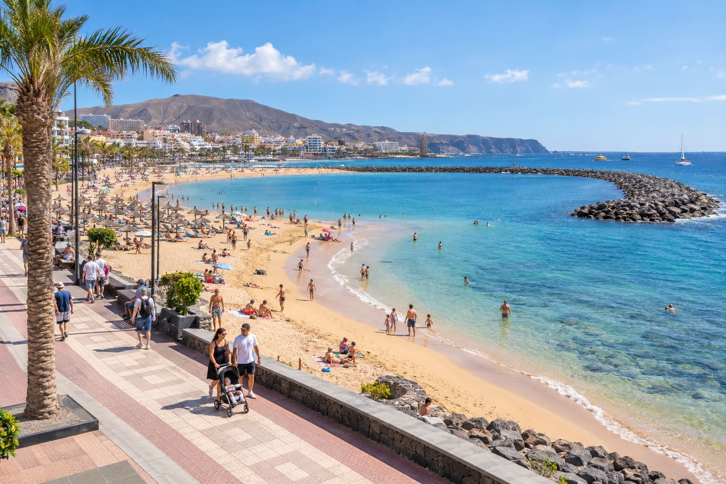 Der geschützte Sandstrand Playa de las Vistas auf Teneriffa mit flachem Einstieg ins Wasser