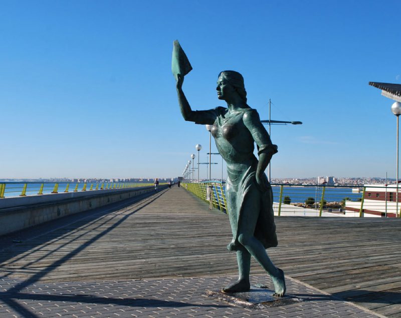 Denkmal für die Frau eines Fischers, die ihren Mann aufs Meer hinausbegleitet (Monumento a la mujer del pescador)