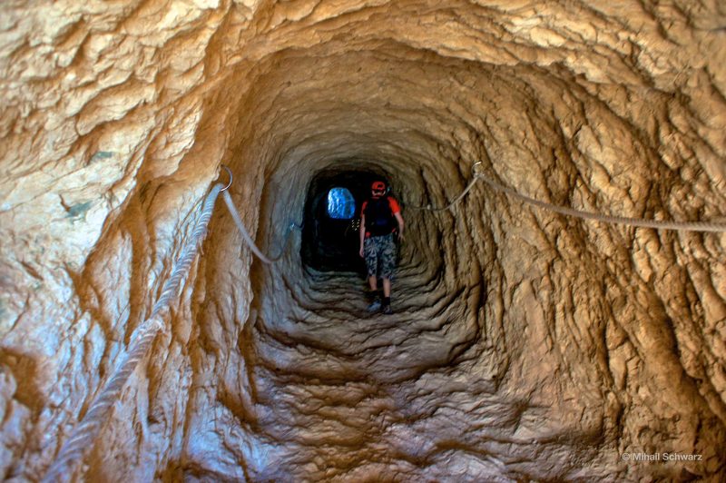 Ein enger und dunkler Tunnel mit einer Neigung von 45º